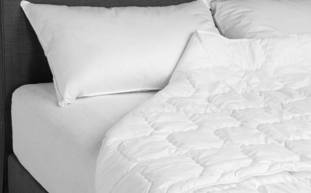 Péřový polštář DaunenStep GOLD – pevnější klasický polštář